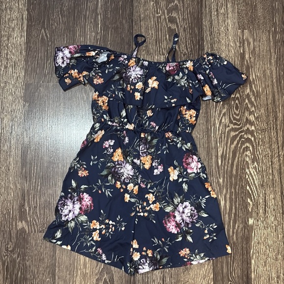 Girls shorts romper with spaghetti strap and cold shoulder. SHEIN brand 10y - Picture 2 of 3